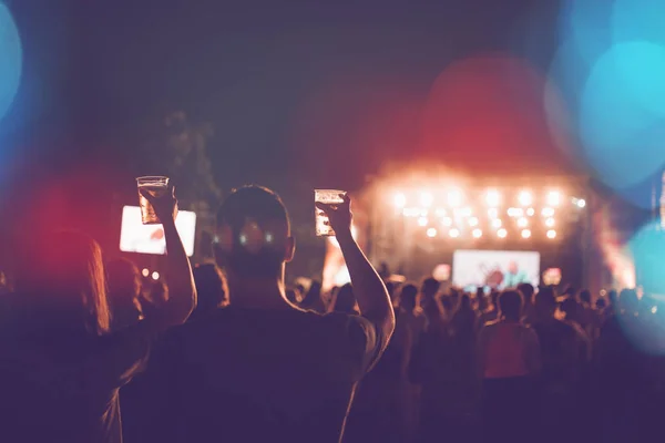 Siluetas Multitud Conciertos Del Festival Frente Luces Escenario Brillantes — Foto de Stock