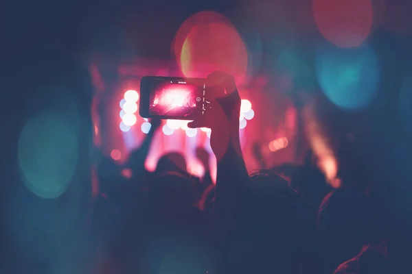 Pessoas Irreconhecíveis Concerto Luzes Palco Efeitos Coloridos — Fotografia de Stock