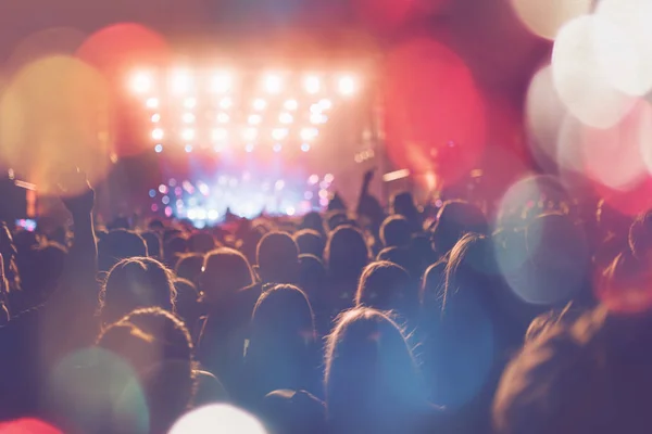 Unerkennbare Menschen Bei Konzerten Bühnenbeleuchtung Bunte Effekte — Stockfoto