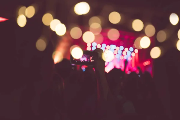 无法辨认的人在音乐会上 舞台灯光 多彩的效果 — 图库照片