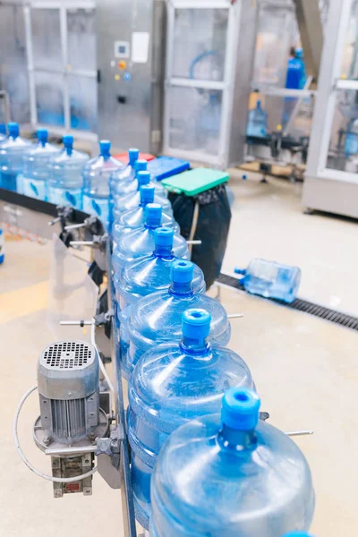Palackozó Üzem Vízpalackozó Sor Tiszta Forrásvíz Kék Palackokká Történő Feldolgozásához — Stock Fotó