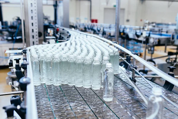 Abfüllanlage Verarbeitung Von Wasserflaschen Selektiver Fokus — Stockfoto