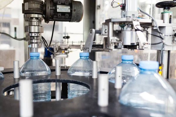 Bottelarij Waterbottellijn Voor Het Verwerken Bottelen Van Zuiver Bronwater Blauwe — Stockfoto