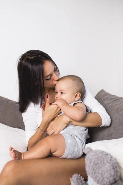 Beautiful Mother Enjoying Relaxing Her Cute Little Baby Bed — Stock Photo, Image