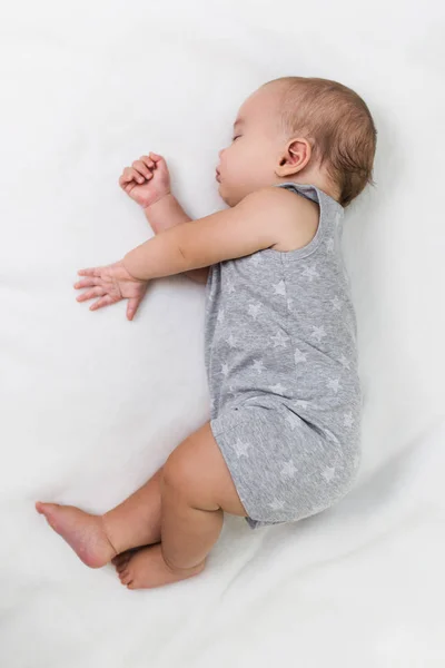 Hermoso Bebé Niño Sin Preocupaciones Durmiendo Cama —  Fotos de Stock