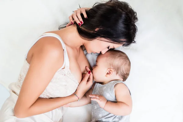 Güzel anne emzirme onun şirin bebek.