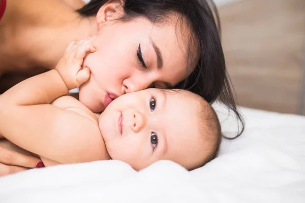 Bela Mãe Desfrutando Relaxando Com Seu Bebê Bonitinho Cama — Fotografia de Stock