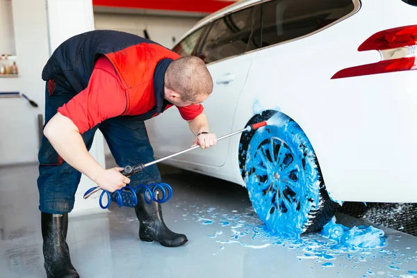 Homem Limpando Carro Com Esponja Usando Espuma Azul — Fotografia de Stock