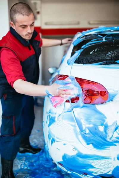 Mann Reinigt Auto Mit Schwamm Mit Blauem Schaum — Stockfoto