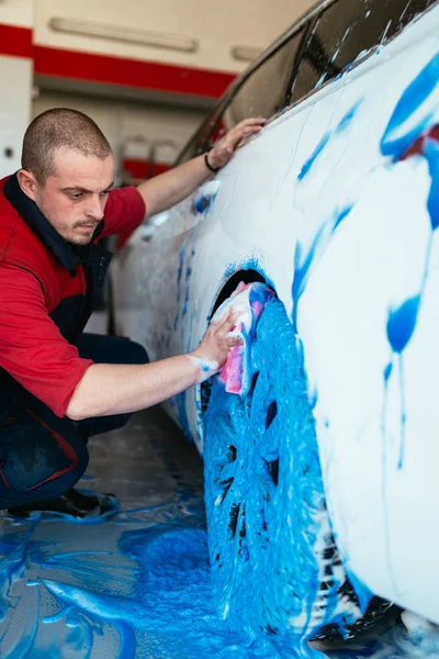 Man Cleaning Car Sponge Using Blue Foam — Stock Photo, Image