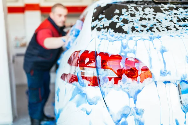 Mann Reinigt Auto Mit Schwamm Mit Blauem Schaum — Stockfoto