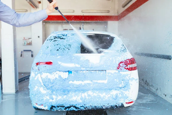 Mann Reinigt Auto Mit Schwamm Mit Blauem Schaum — Stockfoto