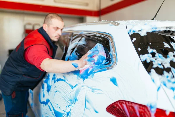 Homme Nettoyage Voiture Avec Éponge Mousse Bleue — Photo