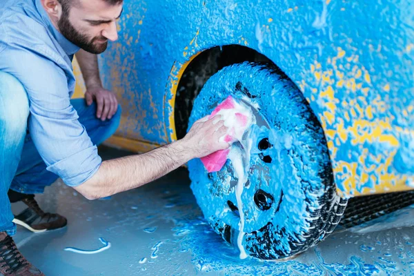 Man Cleaning Car Sponge Using Blue Foam Car Detailing Valeting — Stock Photo, Image