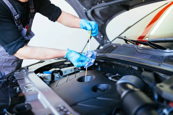 Auto Mechanic Repairing Car — Stock Photo, Image