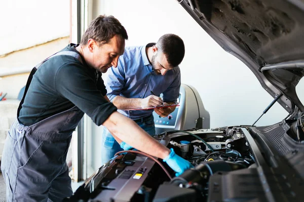 Automechaniker Reparieren Auto — Stockfoto