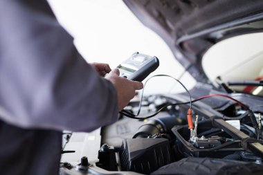 Otomatik tamirci araba tamir ediyor. 