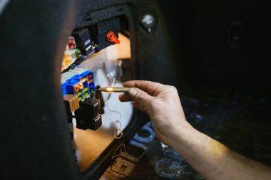 Otomatik tamirci araba tamir ediyor. 