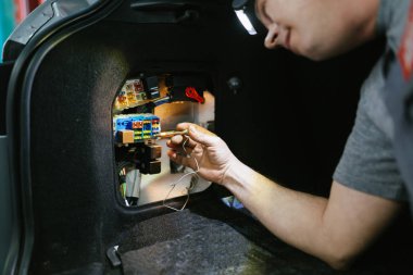 Araba servisinde çalışan adam