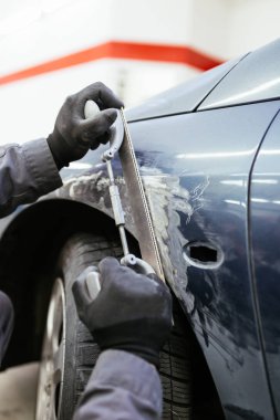 Otomatik tamirci araba tamir ediyor. 