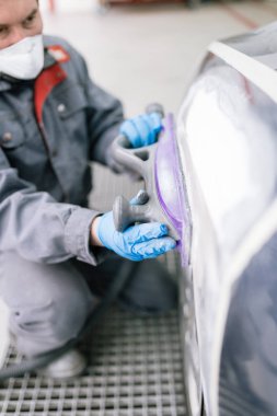 Araba - araba boyama işlemi için hazırlanıyor adam ayrıntılı