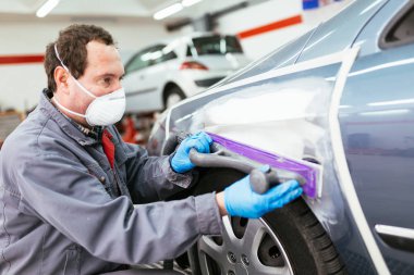 Araba - araba boyama işlemi için hazırlanıyor adam ayrıntılı