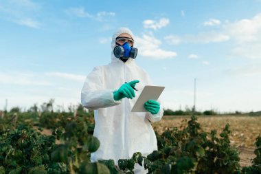 Tarım işçisi plantasyon yazılı notları tablet büyüyen meyve. 