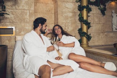 Güzel genç çift zevk ve Spa merkezinde rahatlatıcı.