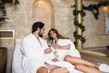 Güzel genç çift zevk ve Spa merkezinde rahatlatıcı.