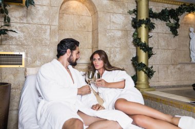 Güzel genç çift zevk ve Spa merkezinde rahatlatıcı.