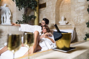 Güzel genç çift zevk ve Spa merkezinde rahatlatıcı.