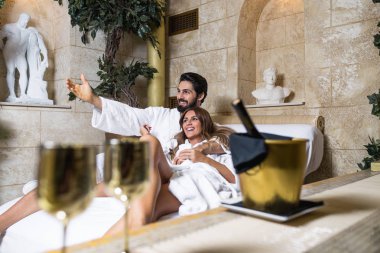 Güzel genç çift zevk ve Spa merkezinde rahatlatıcı.