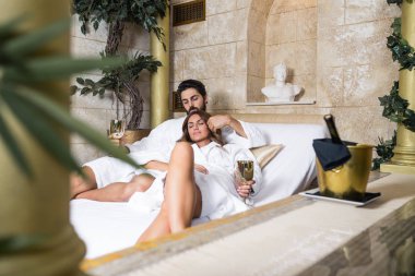 Güzel genç çift zevk ve Spa merkezinde rahatlatıcı.