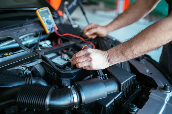 Auto Mechanik Naprawy Samochodu — Zdjęcie stockowe