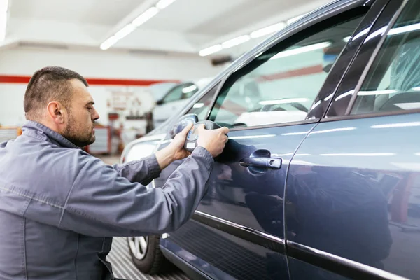 Hombre Utilizando Medidor Color Del Coche Para Comprobar Sombra Color — Foto de Stock