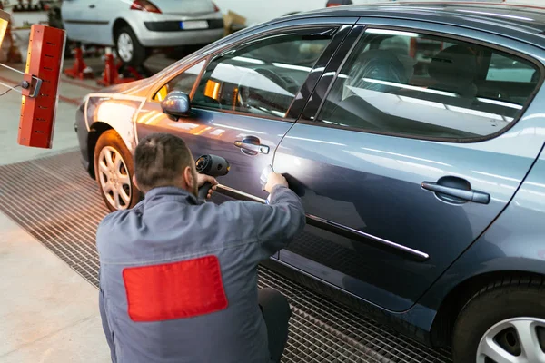 Hombre Preparando Color Para Pintura Del Coche — Foto de Stock