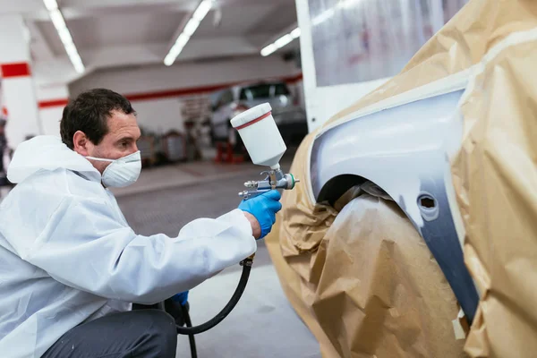 Homem Com Roupas Proteção Máscara Pintura Carro Usando Compressor Pulverização — Fotografia de Stock