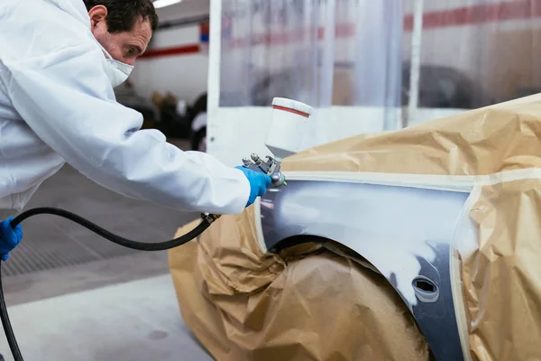 Hombre Con Ropa Protectora Máscara Pintura Coches Con Compresor Pulverización — Foto de Stock