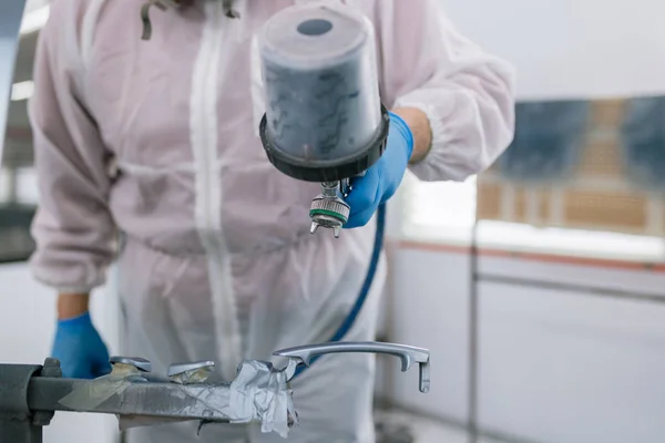 Homem Com Roupas Proteção Máscara Pintura Carro Usando Compressor Pulverização — Fotografia de Stock