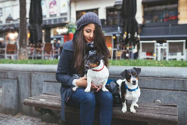 街の通りに犬とファッショナブルな若い女の子 — ストック写真