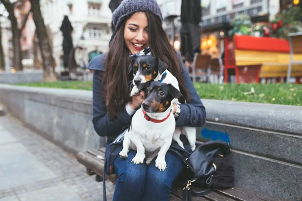 街の通りに犬とファッショナブルな若い女の子 — ストック写真
