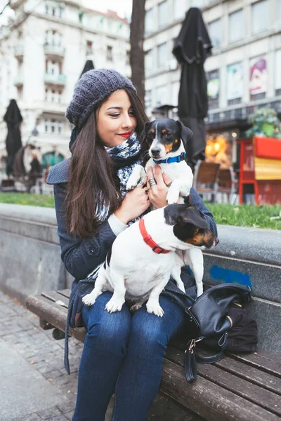 Chica Joven Moda Con Perros Calle Ciudad —  Fotos de Stock