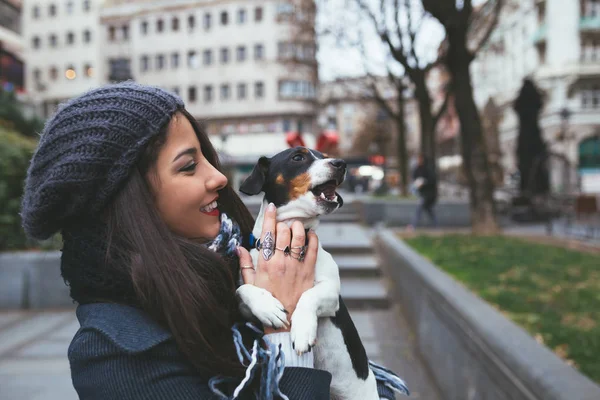 Menina Moda Com Cão Rua — Fotografia de Stock