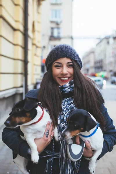 街の通りに犬とファッショナブルな若い女の子 — ストック写真