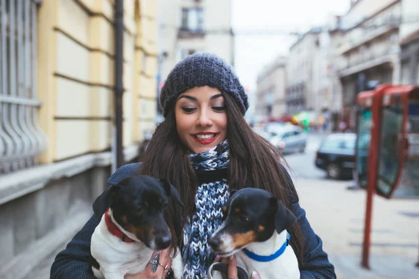 街の通りに犬とファッショナブルな若い女の子 — ストック写真