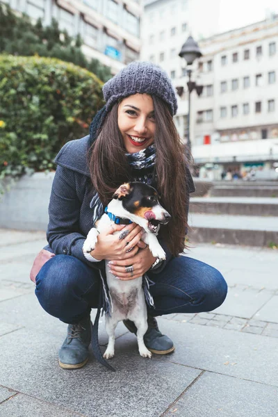 路上の犬とファッショナブルな若い女の子 — ストック写真