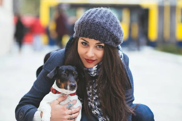 路上の犬とファッショナブルな若い女の子 — ストック写真