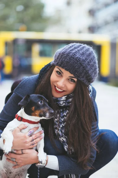 路上の犬とファッショナブルな若い女の子 — ストック写真