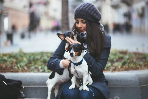 街の通りに犬とファッショナブルな若い女の子 — ストック写真