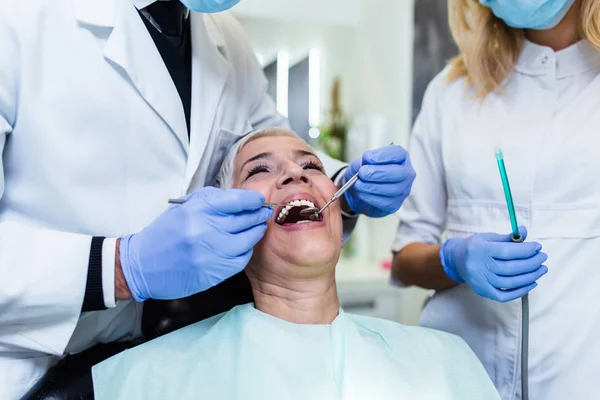 Hermosa Mujer Mayor Que Tiene Tratamiento Dental Oficina Dentistas —  Fotos de Stock